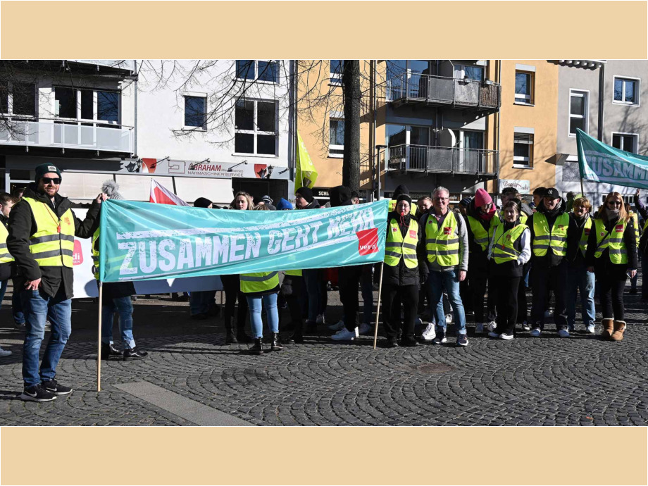 Beschäftigte des Öffentlichen Dienstes aus Mittelhessen versammeln sich am 28.02.2023 in Giessen zum Warnstreik Beschäftigte des Öffentlichen Dienstes aus Mittelhessen versammeln sich am 28.02.2023 in Giessen zum Warnstreik