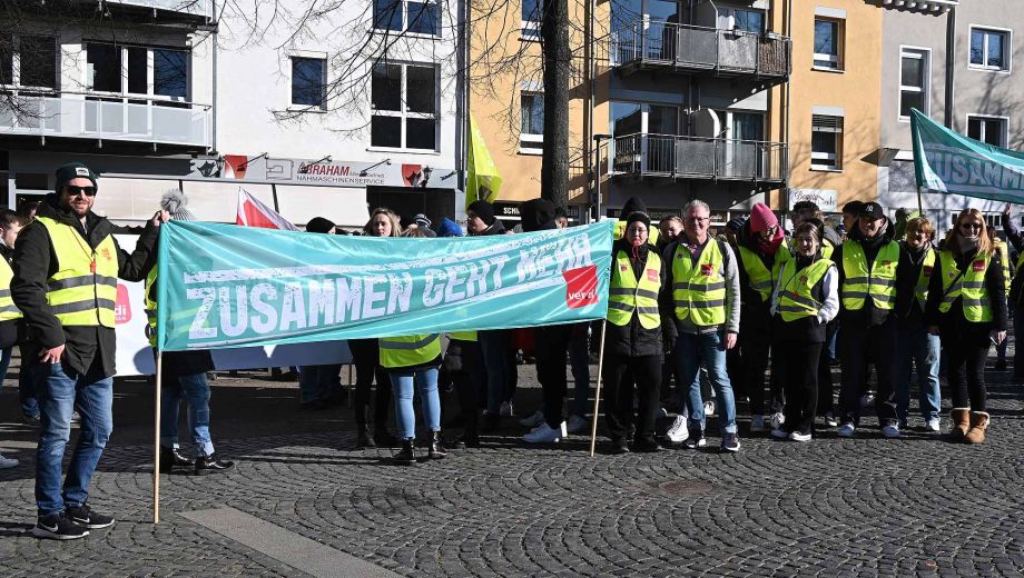 Beschäftigte des Öffentlichen Dienstes aus Mittelhessen versammeln sich am 28.02.2023 in Giessen zum Warnstreik Beschäftigte des Öffentlichen Dienstes aus Mittelhessen versammeln sich am 28.02.2023 in Giessen zum Warnstreik