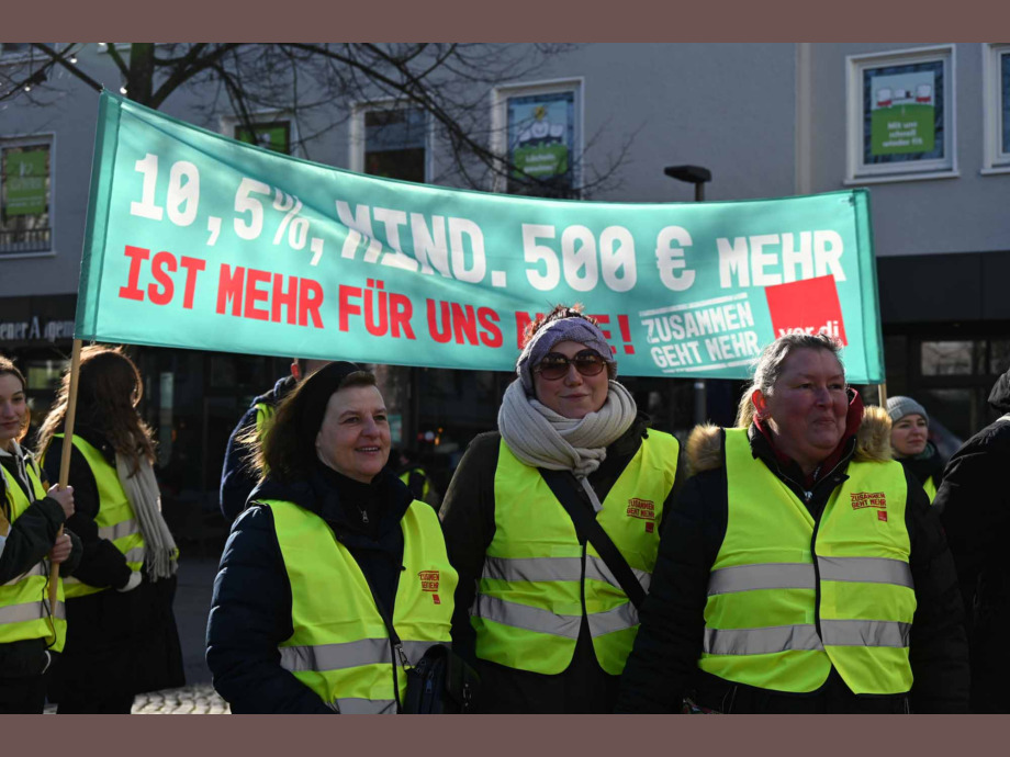 Beschäftigte des Öffentlichen Dienstes aus Mittelhessen versammeln sich am 28.02.2023 in Giessen zum Warnstreik Beschäftigte des Öffentlichen Dienstes aus Mittelhessen versammeln sich am 28.02.2023 in Giessen zum Warnstreik