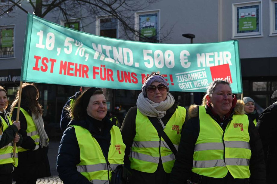 Beschäftigte des Öffentlichen Dienstes aus Mittelhessen versammeln sich am 28.02.2023 in Giessen zum Warnstreik Beschäftigte des Öffentlichen Dienstes aus Mittelhessen versammeln sich am 28.02.2023 in Giessen zum Warnstreik