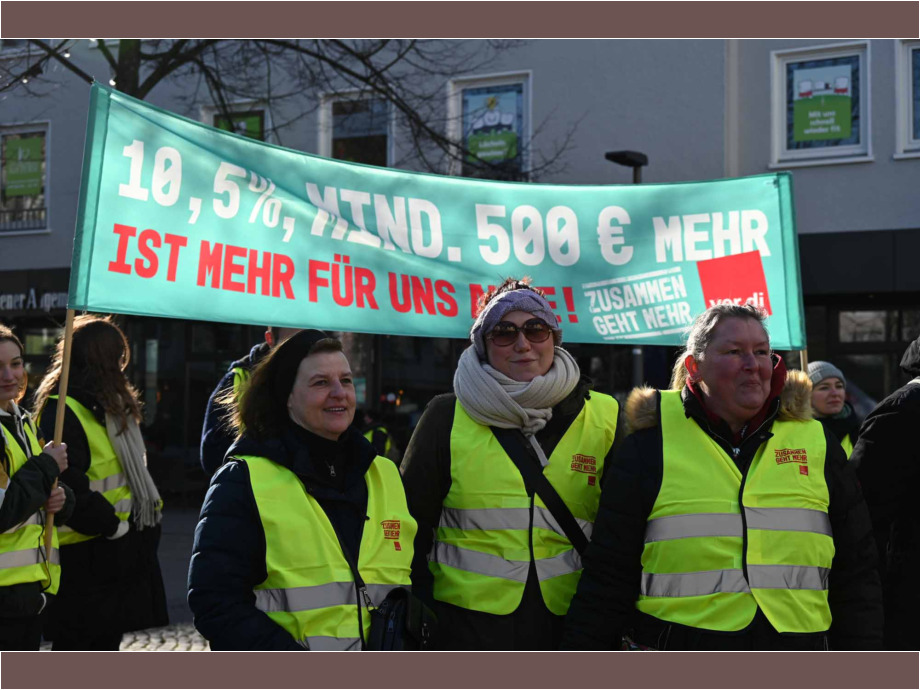Beschäftigte des Öffentlichen Dienstes aus Mittelhessen versammeln sich am 28.02.2023 in Giessen zum Warnstreik Beschäftigte des Öffentlichen Dienstes aus Mittelhessen versammeln sich am 28.02.2023 in Giessen zum Warnstreik