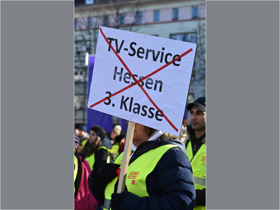 Beschäftigte des Öffentlichen Dienstes aus Mittelhessen versammeln sich am 28.02.2023 in Giessen zum Warnstreik Beschäftigte des Öffentlichen Dienstes aus Mittelhessen versammeln sich am 28.02.2023 in Giessen zum Warnstreik