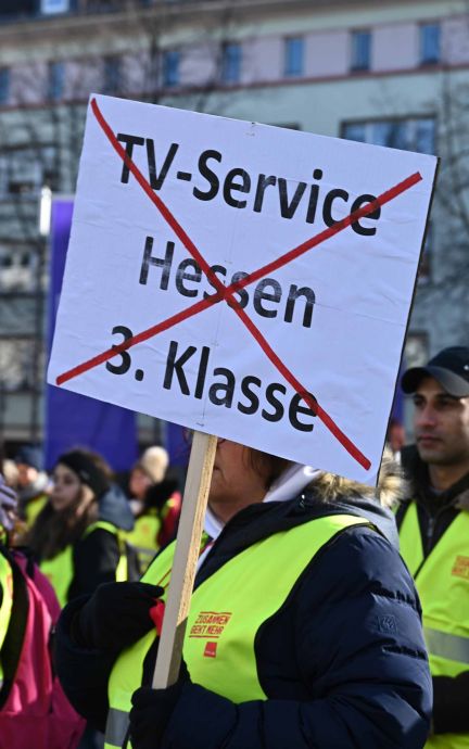 Beschäftigte des Öffentlichen Dienstes aus Mittelhessen versammeln sich am 28.02.2023 in Giessen zum Warnstreik Beschäftigte des Öffentlichen Dienstes aus Mittelhessen versammeln sich am 28.02.2023 in Giessen zum Warnstreik