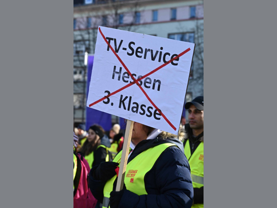 Beschäftigte des Öffentlichen Dienstes aus Mittelhessen versammeln sich am 28.02.2023 in Giessen zum Warnstreik Beschäftigte des Öffentlichen Dienstes aus Mittelhessen versammeln sich am 28.02.2023 in Giessen zum Warnstreik