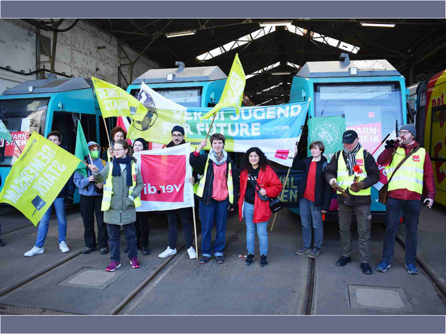 Mit Beginn der Frühschicht sind Beschäftigte des öffentlichen Nahverkehrs in einen 24-stündigen Warnstreik getreten Mit Beginn der Frühschicht sind Beschäftigte des öffentlichen Nahverkehrs in einen 24-stündigen Warnstreik getreten
