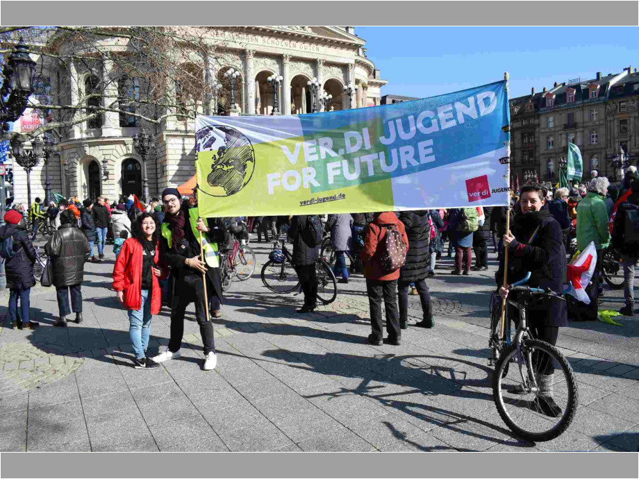 Die Beschäftigten im ÖPNV müssen besser bezahlt werden, da es ohne sie keine Verkehrswende gibt! Die Beschäftigten im ÖPNV müssen besser bezahlt werden, da es ohne sie keine Verkehrswende gibt!