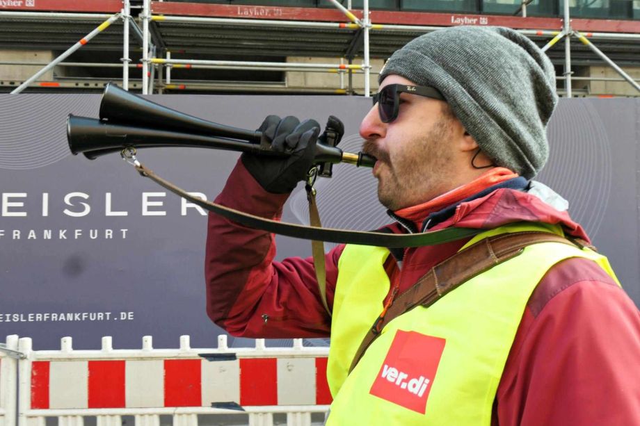 10,5 Prozent mehr Einkommen, mindestens aber 500 Euro mehr im Monat! 10,5 Prozent mehr Einkommen, mindestens aber 500 Euro mehr im Monat!