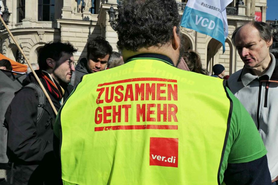 Die ver.di-Streikenden sind beim Klimastreik dabei Die ver.di-Streikenden sind beim Klimastreik dabei