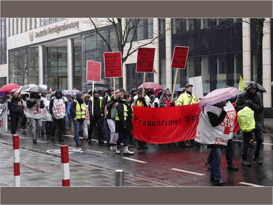 Demozug im Regen