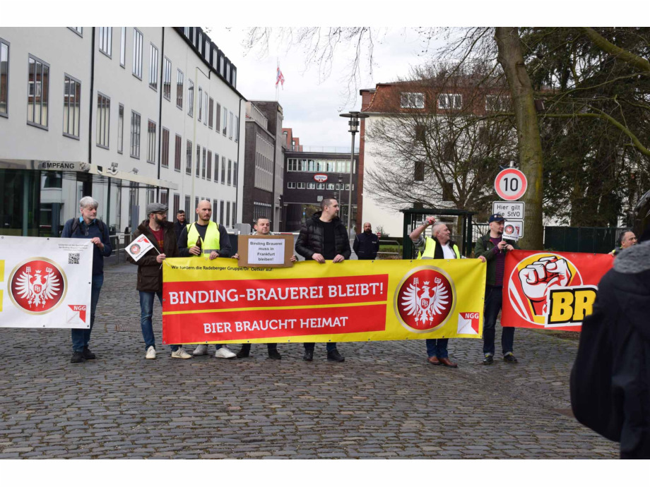 vor dem Werkstor