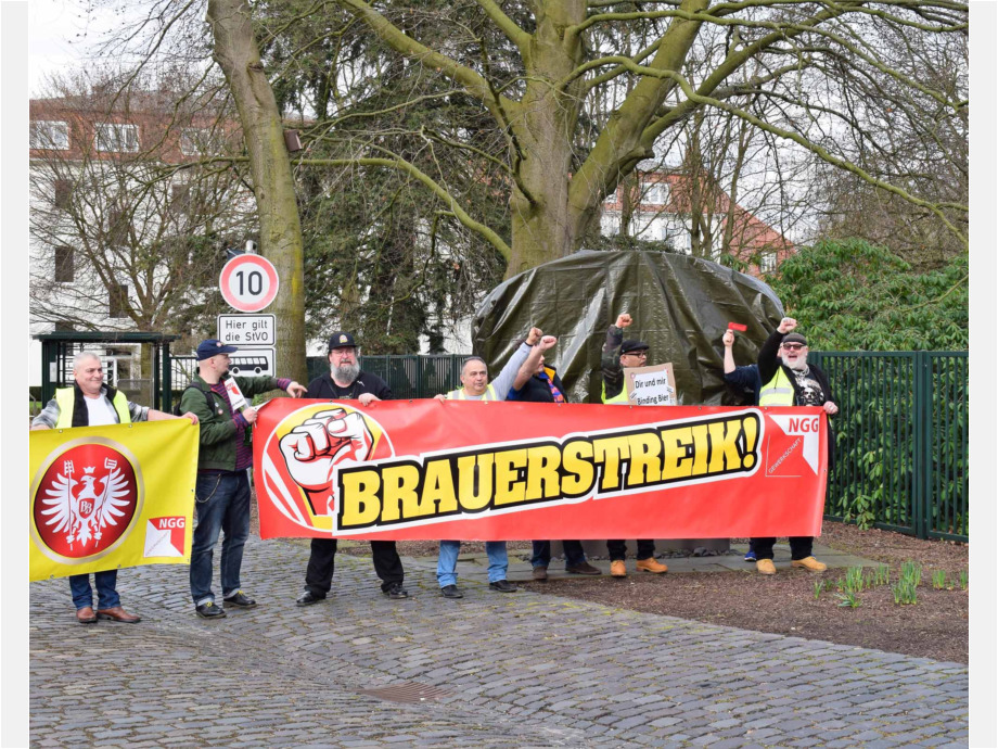 Entschlossenheit vor dem verhüllten Logo des Konzerns