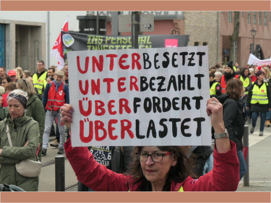 Beschäftigte im öffentlichen Dienst mussten zahlreiche zusätzliche Aufgaben übernehmen, zum Beispiel in der Bewältigung der Corona-Pandemie