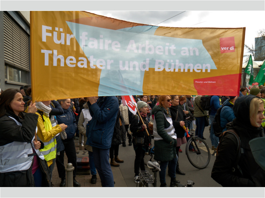 Kolleginnen und Kollegen von den Städtischen Bühnen sind auch dabei
