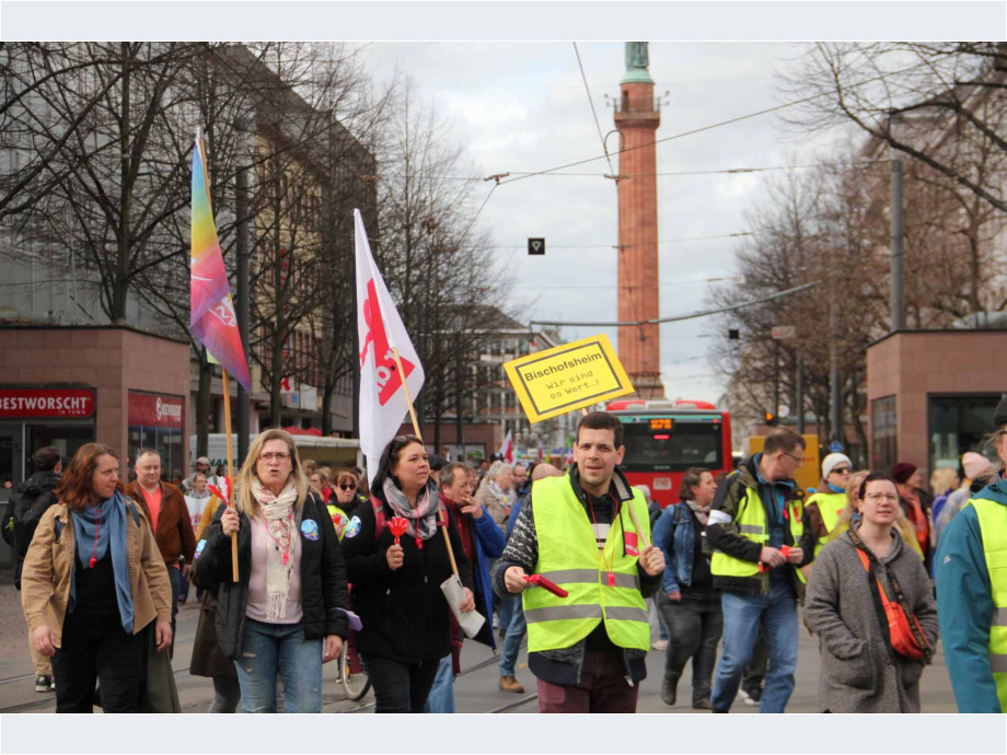 Streikende aus Bischofsheim im Demonstrationszug