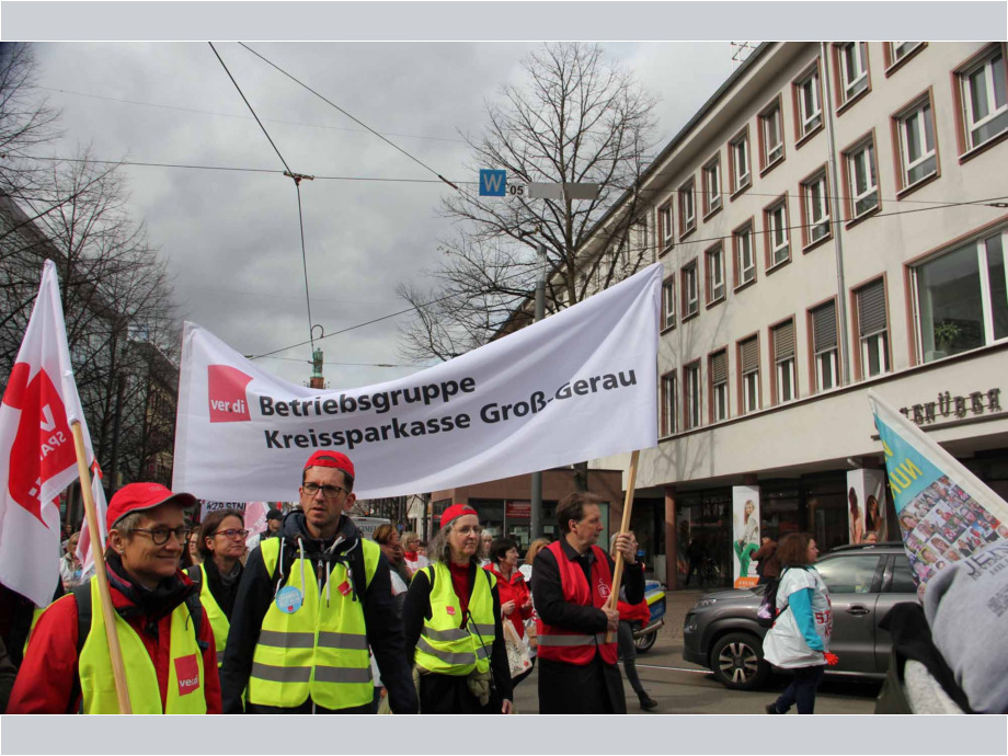 Kolleg*innen der Sparkasse Groß-Gerau im Demonstrationszug
