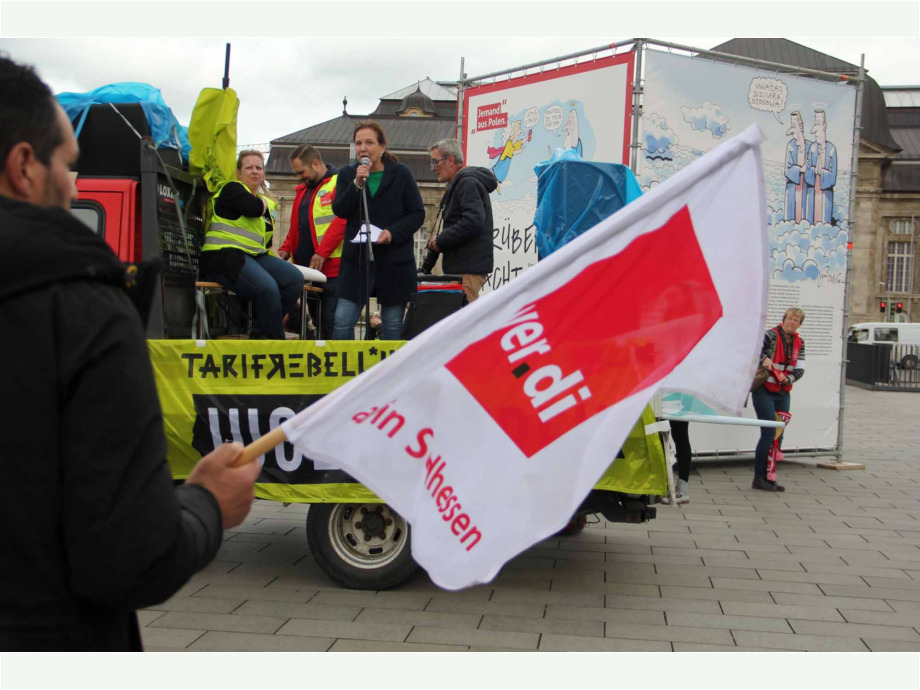Karin Harder, Bezirksgeschäftsführerin von ver.di, spricht zu den Versammelten