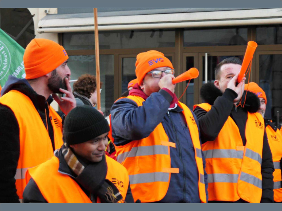 Viele Stellen sind unbesetzt und Kolleginnen und Kollegen werden durch die hohe Arbeitsbelastung krank Viele Stellen sind unbesetzt und Kolleginnen und Kollegen werden durch die hohe Arbeitsbelastung krank