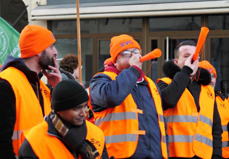 Viele Stellen sind unbesetzt und Kolleginnen und Kollegen werden durch die hohe Arbeitsbelastung krank Viele Stellen sind unbesetzt und Kolleginnen und Kollegen werden durch die hohe Arbeitsbelastung krank