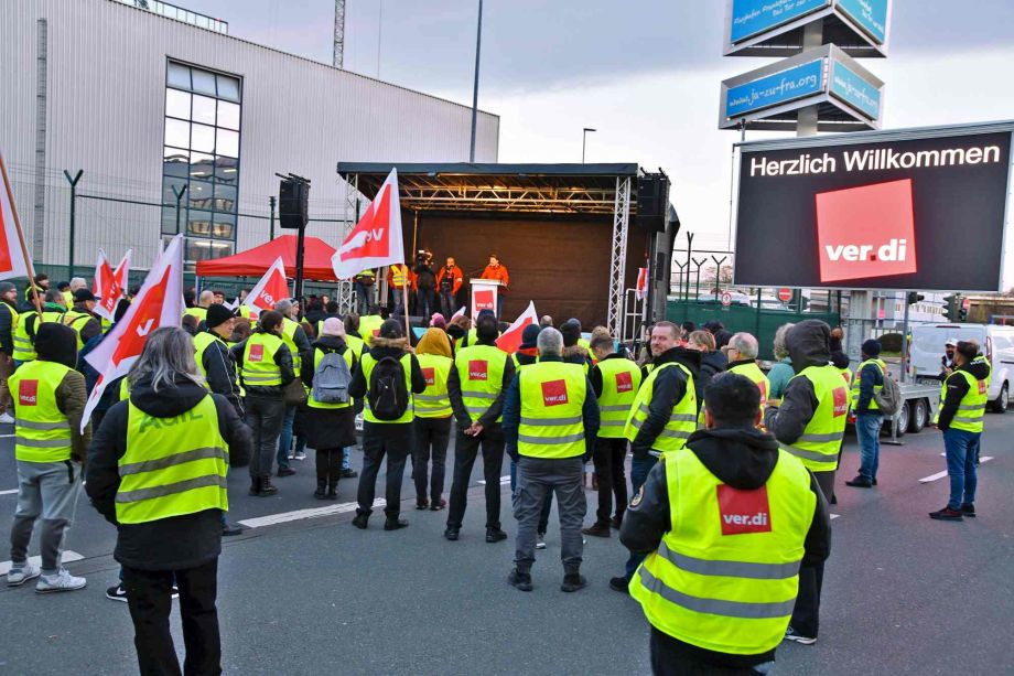 Kundgebung am Flughafen Kundgebung am Flughafen