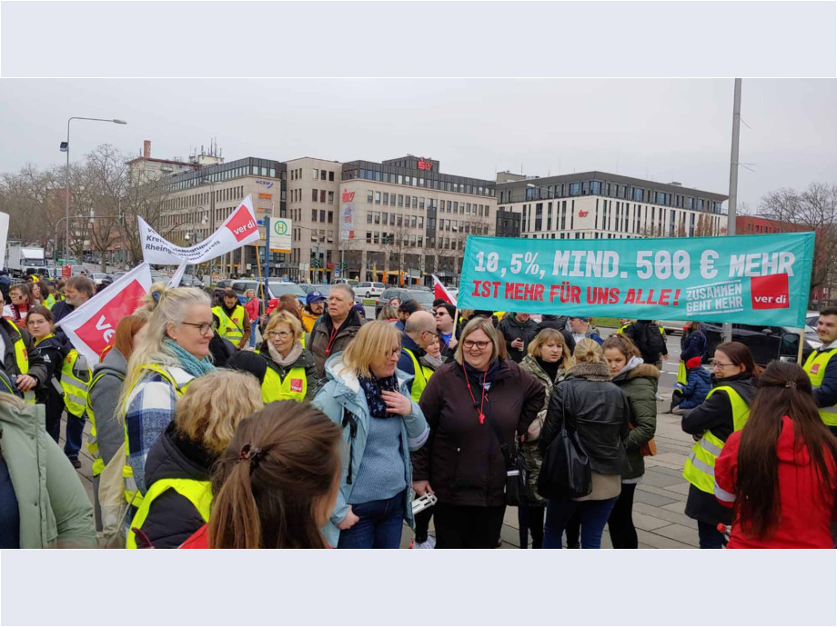 Die Teilnehmer*innen versammeln sich
