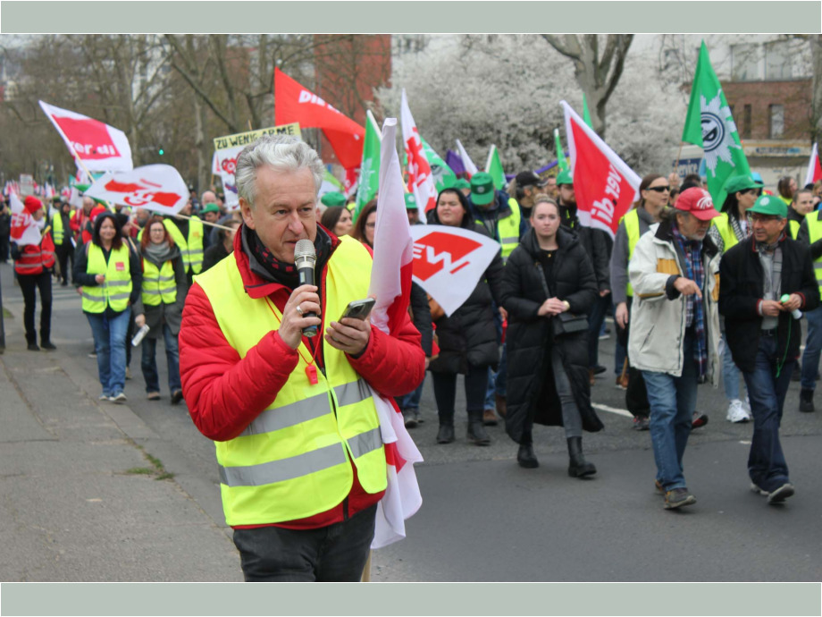 der Demonstrationszug zieht durch die Stadt