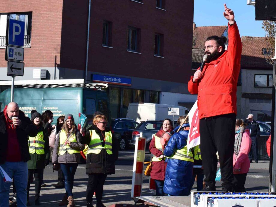 Warnstreik der Beschäftigten aus den Landkreisen Hochtaunus, Maintaunus und Wetterau am 2. März in Hofheim Warnstreik der Beschäftigten aus den Landkreisen Hochtaunus, Maintaunus und Wetterau am 2. März in Hofheim