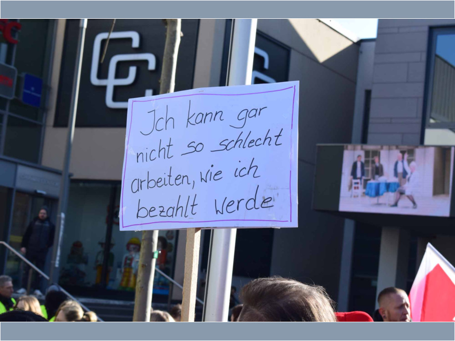 Warnstreik der Beschäftigten aus den Landkreisen Hochtaunus, Maintaunus und Wetterau am 2. März in Hofheim Warnstreik der Beschäftigten aus den Landkreisen Hochtaunus, Maintaunus und Wetterau am 2. März in Hofheim