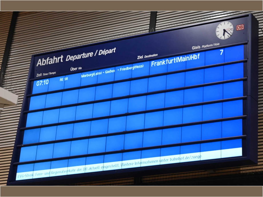 Leere Anzeigetafeln, leere Bahnsteige