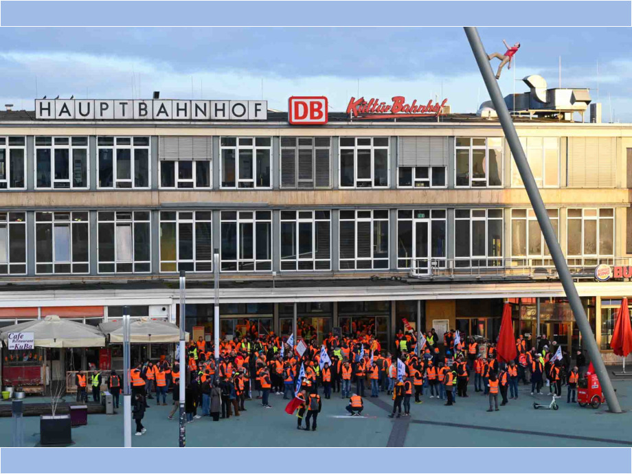 Kundgebung vor dem Hauptbahnhof Kassel