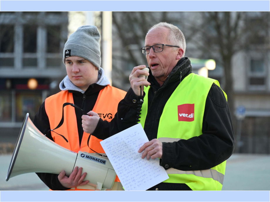 ein Sprecher von ver.di übermittelt die Solidarität der streikenden Straßenbahner*innen