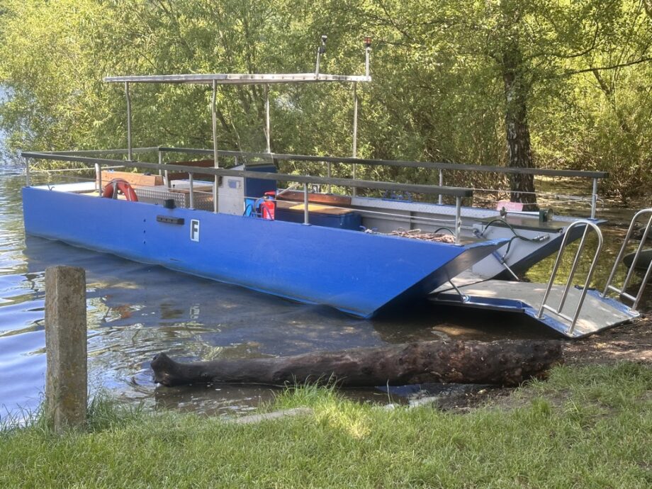 Fähre am Ufer des Edersees