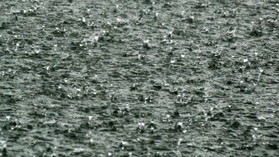 Riesen-Regentropfen platschten mittags in einen See in Ecuador