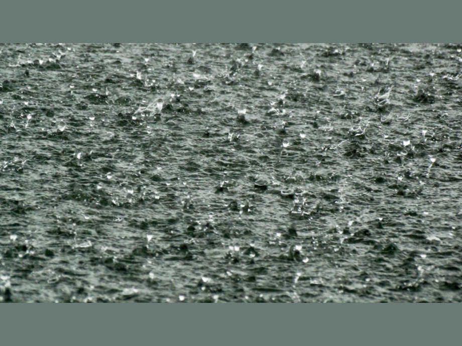 Riesen-Regentropfen platschten mittags in einen See in Ecuador