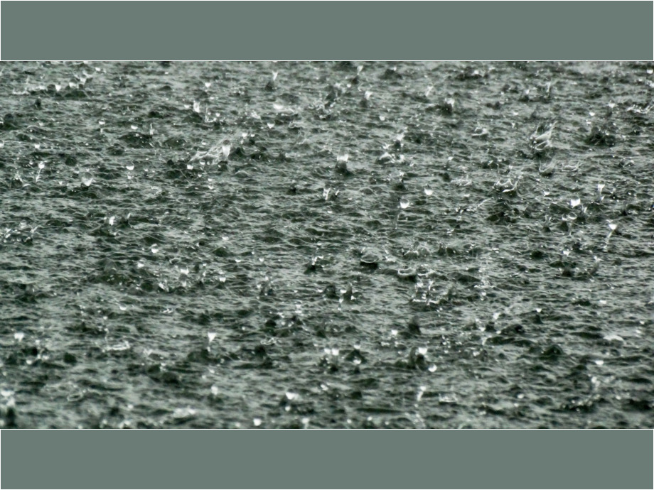 Riesen-Regentropfen platschten mittags in einen See in Ecuador