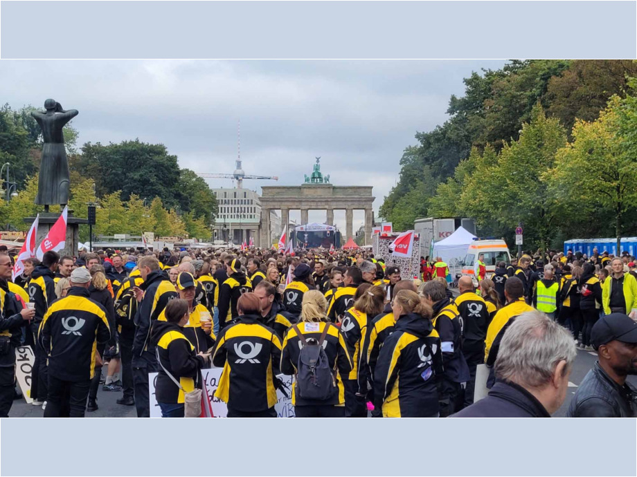 Aufmarsch vor dem Brandenburger Tor