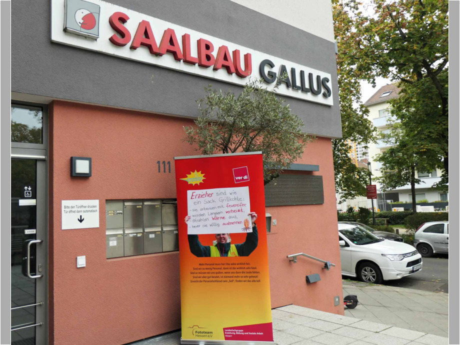 Gleich am Eingang zum Saalbau Gallus weist ein RollUp auf die Ausstellung hin Gleich am Eingang zum Saalbau Gallus weist ein RollUp auf die Ausstellung hin