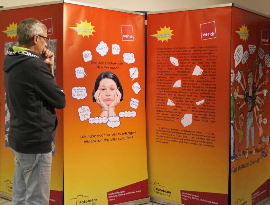 Ein Ausstellungsgast liest aufmerksam den Text auf einem RollUp Ein Ausstellungsgast liest aufmerksam den Text auf einem RollUp