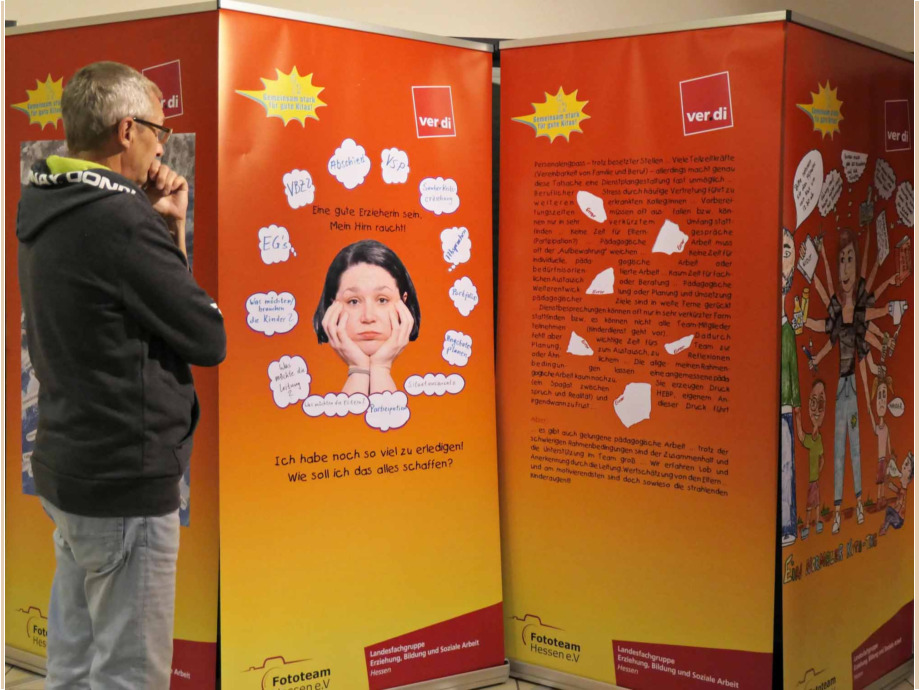 Ein Ausstellungsgast liest aufmerksam den Text auf einem RollUp Ein Ausstellungsgast liest aufmerksam den Text auf einem RollUp