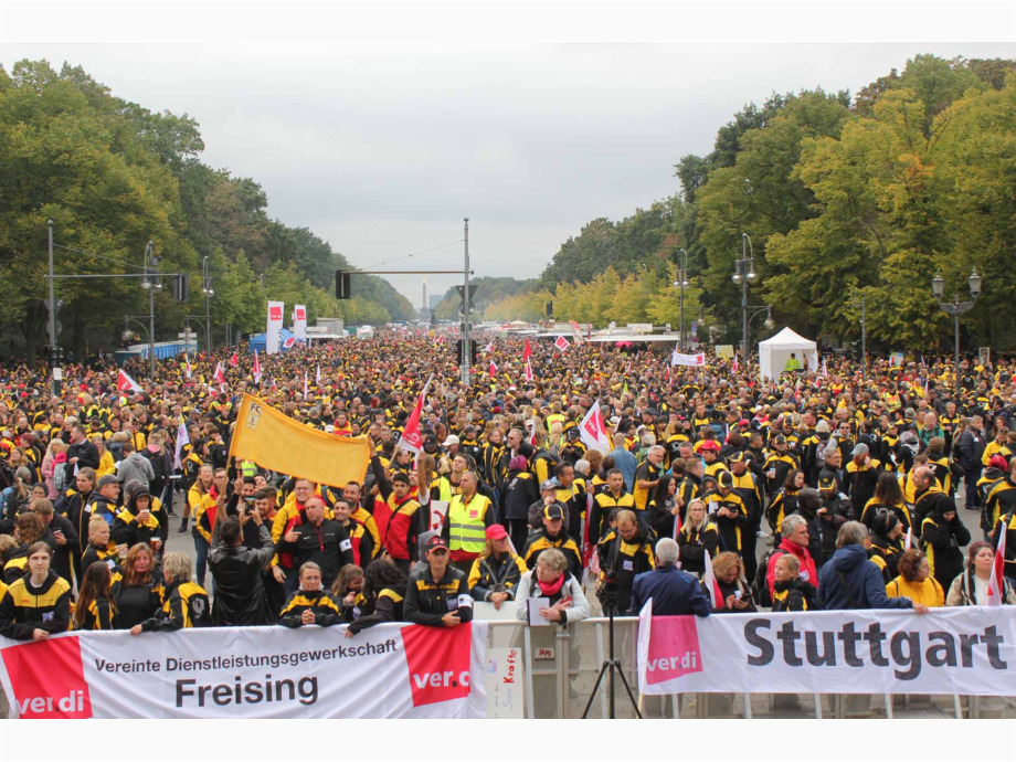 Eine unübersehbare Menge aus ganz Deutschland vor dem Brandenburger Tor
