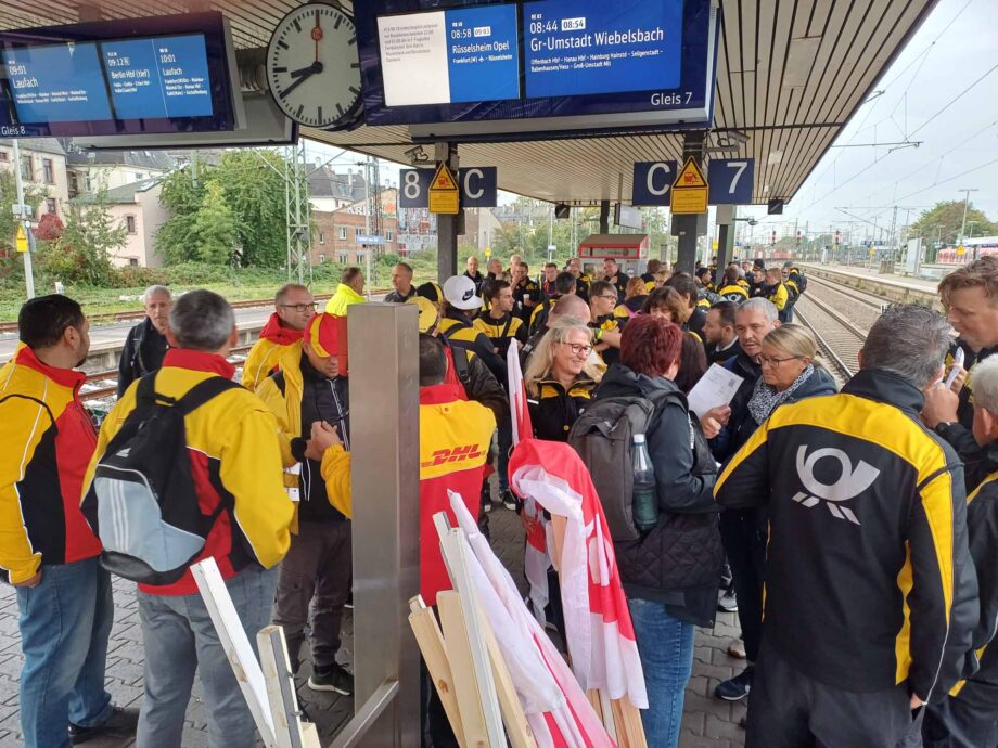 Auf dem Bahnsteig ist es eng, denn viele kommen mit nach Berlin
