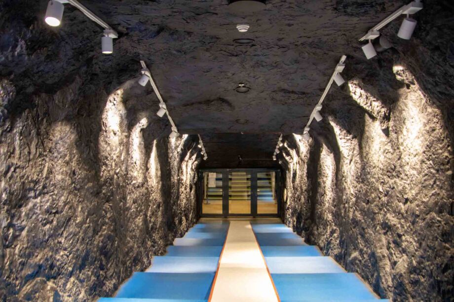 Der Spielertunnel ist einem Bergwerksstollen nachempfunden Der Spielertunnel ist einem Bergwerksstollen nachempfunden