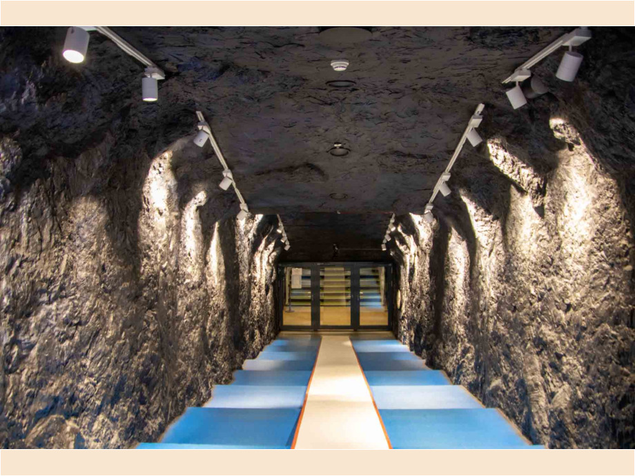 Der Spielertunnel ist einem Bergwerksstollen nachempfunden Der Spielertunnel ist einem Bergwerksstollen nachempfunden