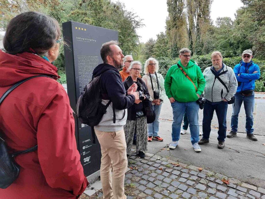 Start zum Rundgang durch die Siedlung Schüngelberg Start zum Rundgang durch die Siedlung Schüngelberg