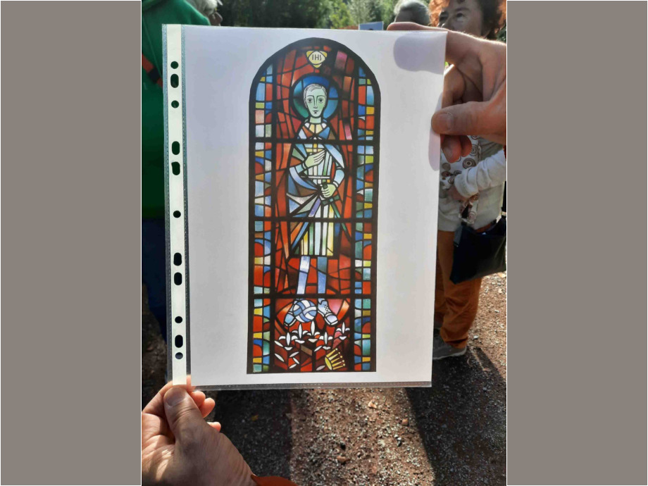 Fußball und Fußballschuhe dürfen natürlich auf dem Kirchenfenster nicht fehlen Fußball und Fußballschuhe dürfen natürlich auf dem Kirchenfenster nicht fehlen