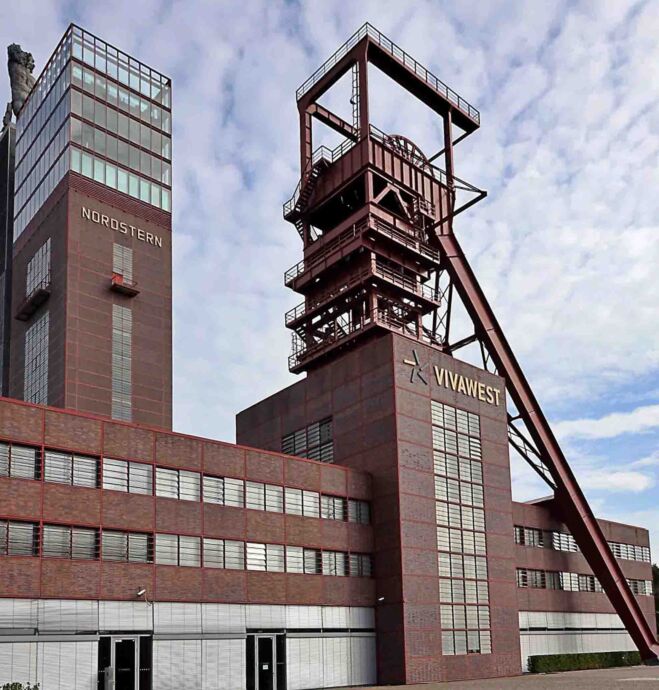 Der Nordsternturm mit der alten Schachtanlage Der Nordsternturm mit der alten Schachtanlage