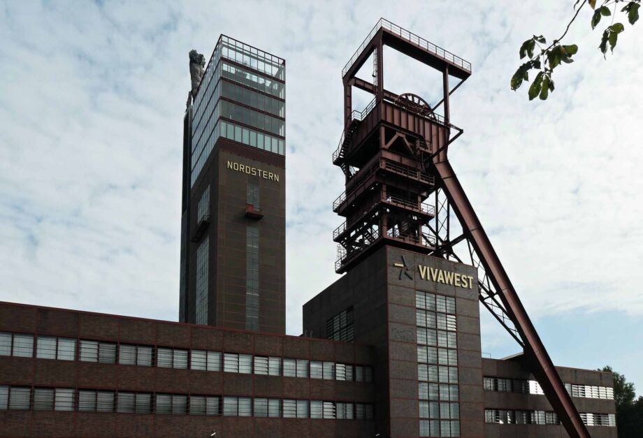 Der Nordsternturm mit der alten Schachtanlage Der Nordsternturm mit der alten Schachtanlage