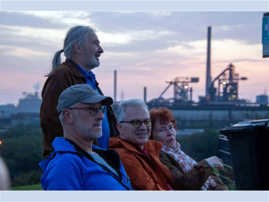 In der blauen Stunde vor der Industriekulisse In der blauen Stunde vor der Industriekulisse