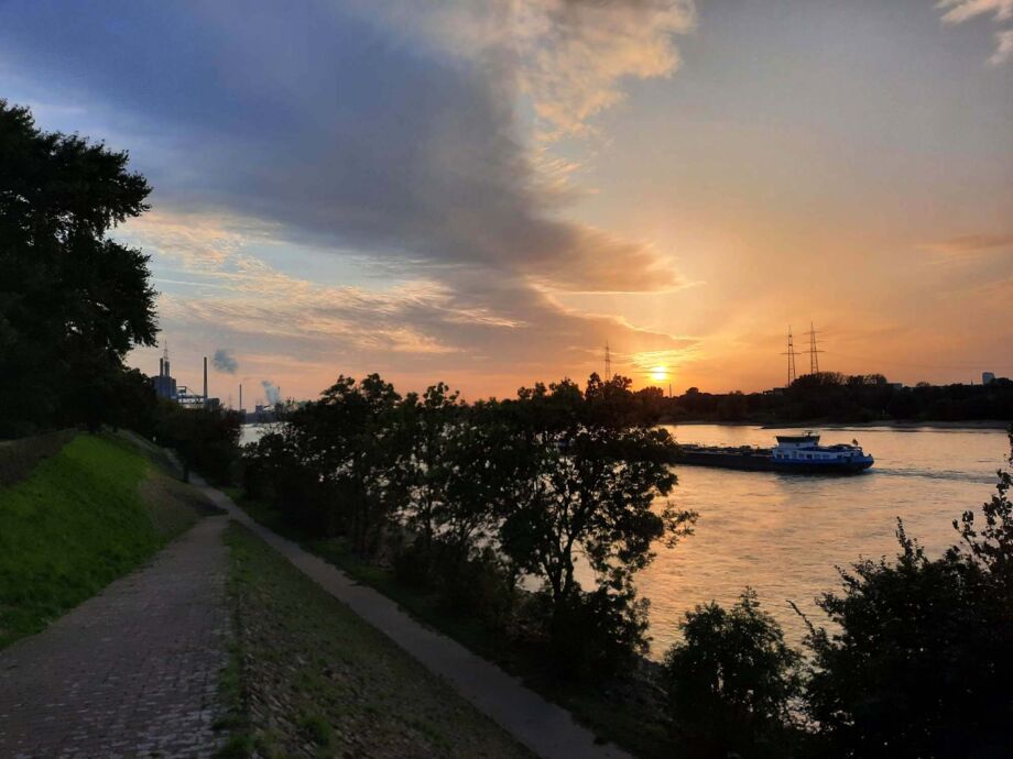 Industrieromantik im Sonnenuntergang am Rheinufer
