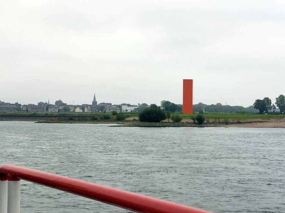Die orangefarbene Stele markiert die Mündung der Ruhr in den Rhein