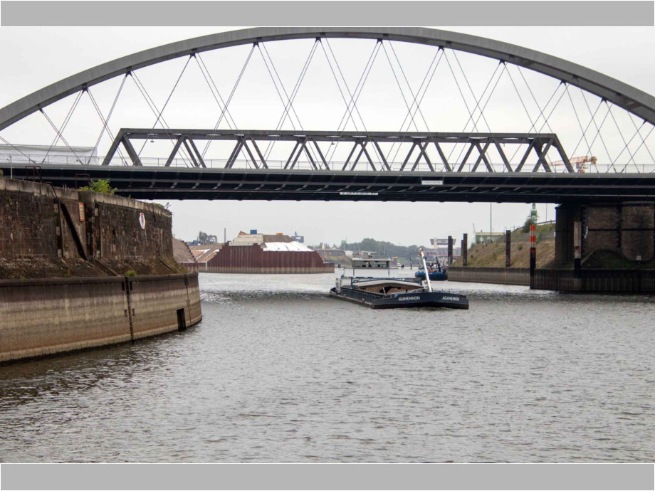 Abzweig vom Rhein zu verschiedenen Hafenbecken Abzweig vom Rhein zu verschiedenen Hafenbecken